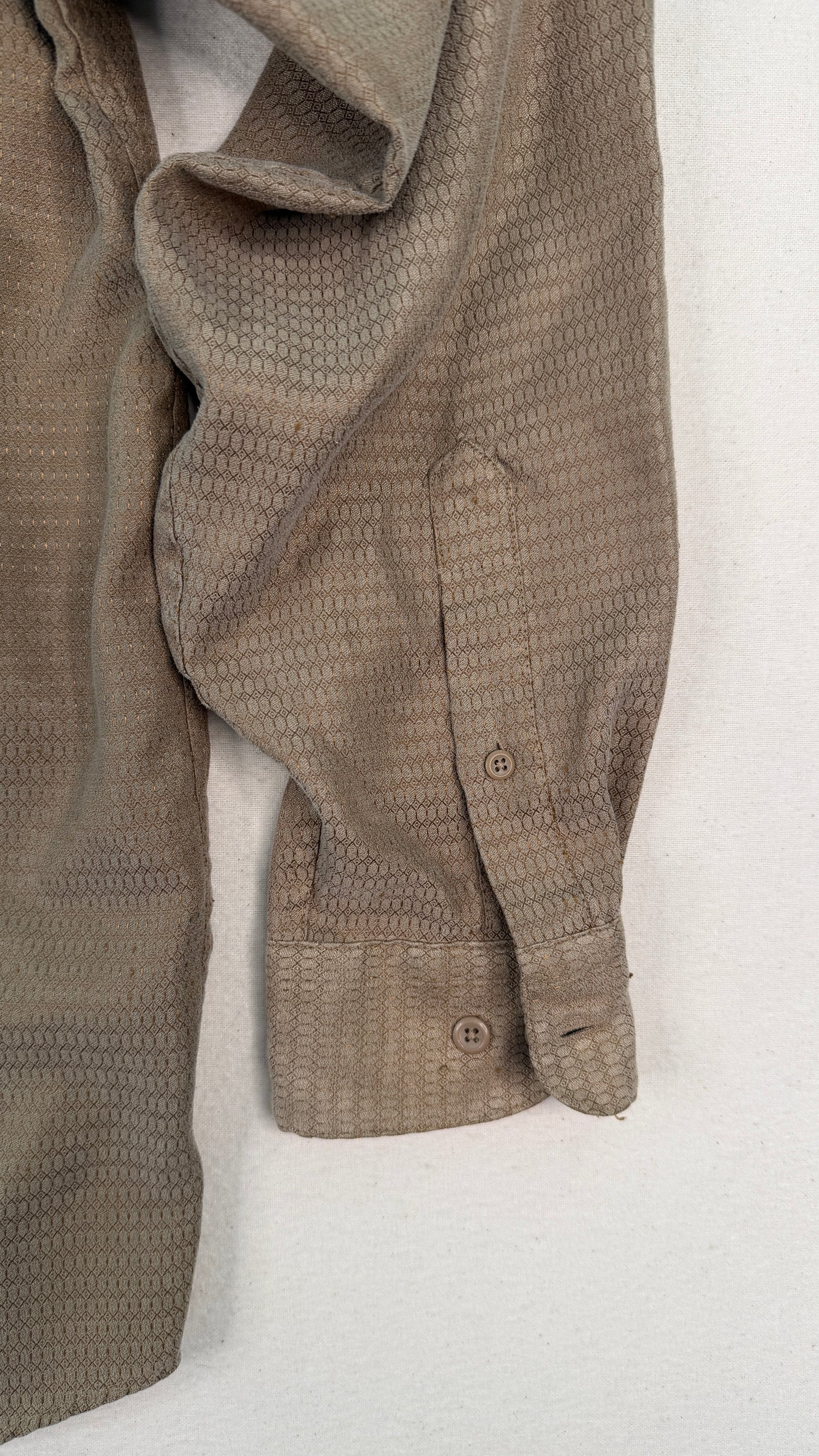 Vintage Van Heusen Textured Tan Button-Up Shirt | Men’s Medium 15–15½ | Minimal Long Sleeve Classic