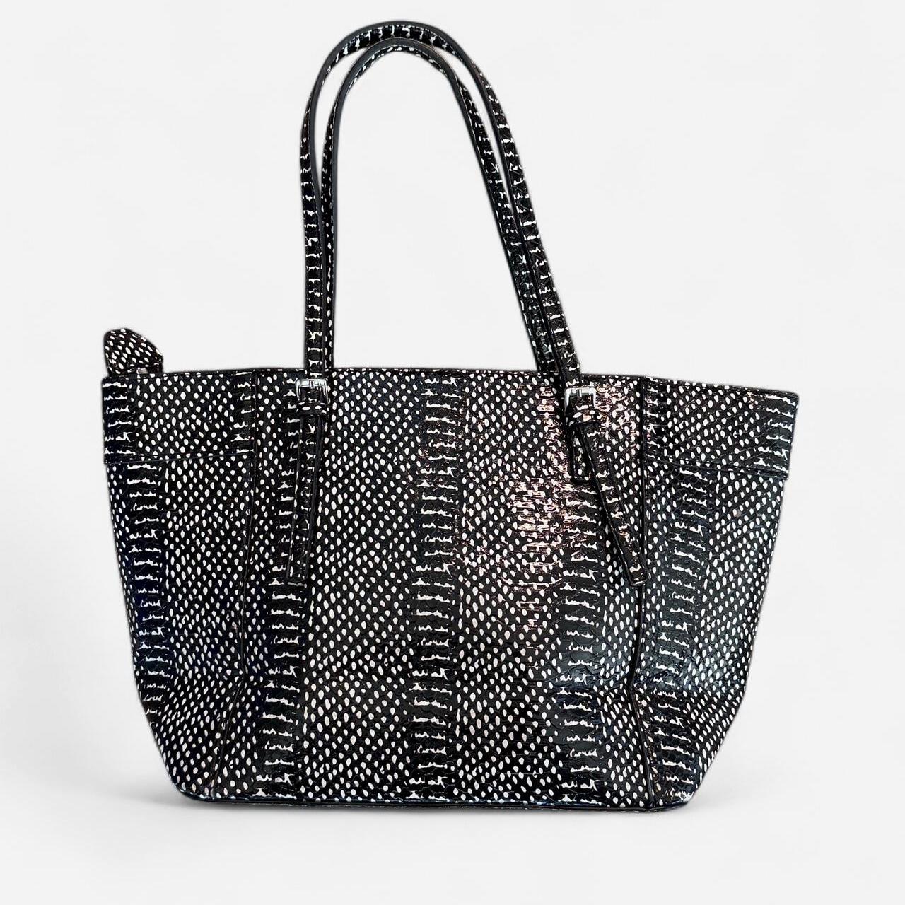 حقائب نسائية سوداء متعددة الألوان من Guess