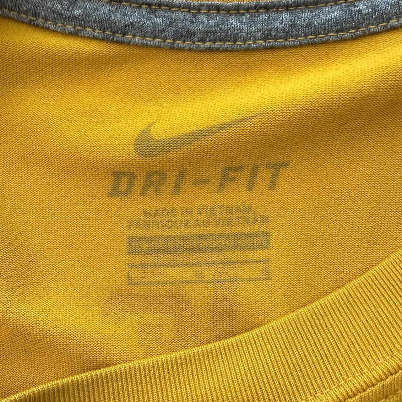 تيشيرتات نايكي رجالية باللون الذهبي الأصفر