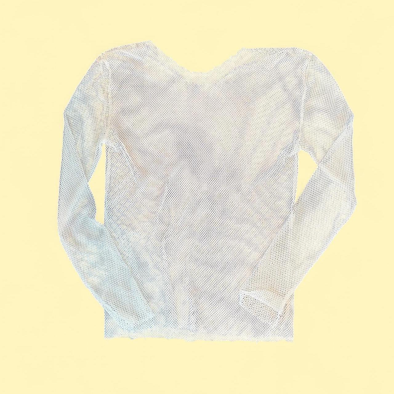 قمصان نسائية بيضاء كريمية