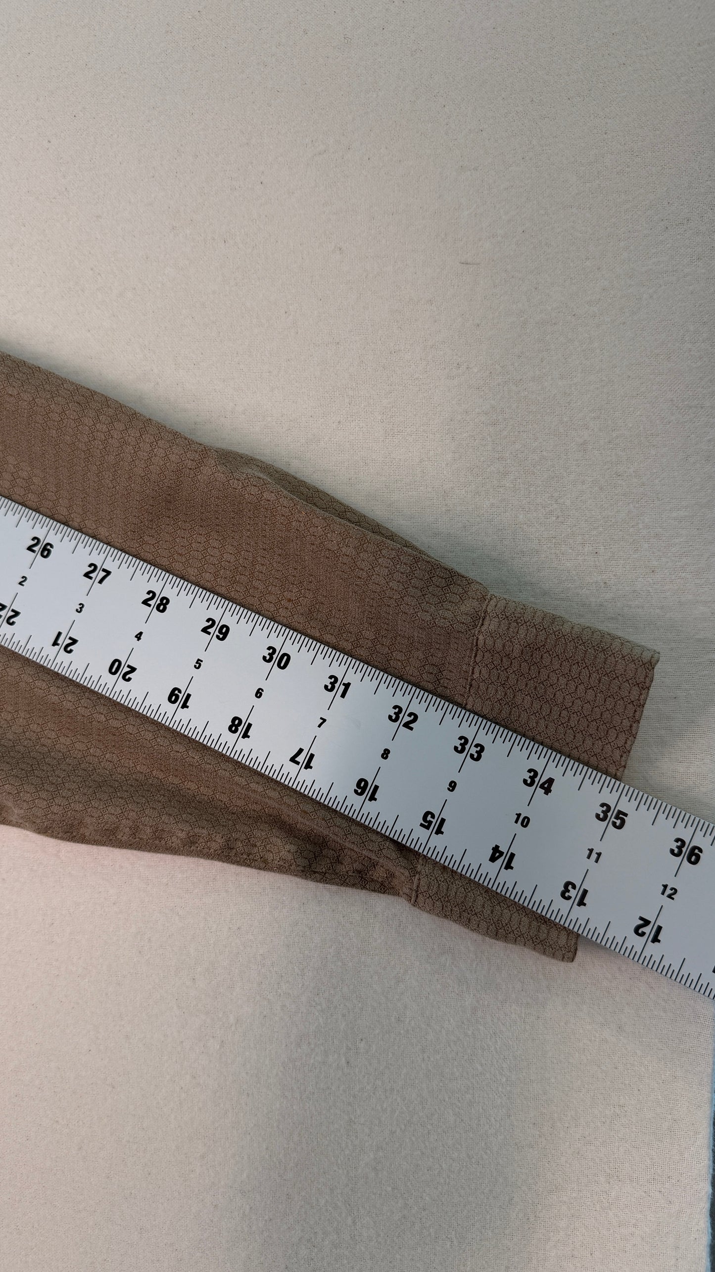 Vintage Van Heusen Textured Tan Button-Up Shirt | Men’s Medium 15–15½ | Minimal Long Sleeve Classic
