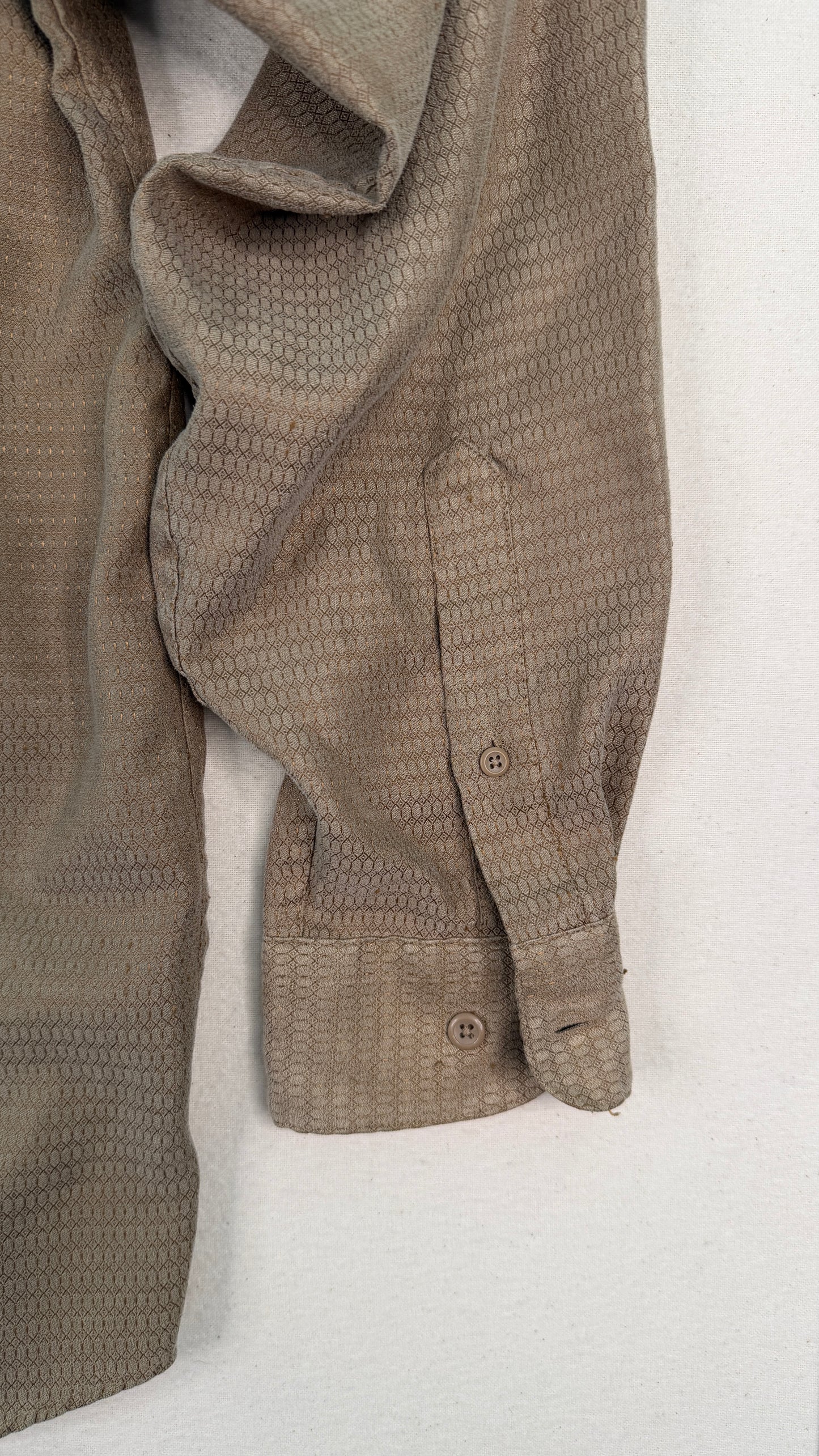 Vintage Van Heusen Textured Tan Button-Up Shirt | Men’s Medium 15–15½ | Minimal Long Sleeve Classic