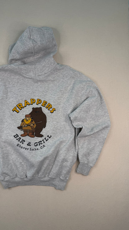 Vintage Trapper’s Bar & Grill Graphic Hoodie – Gray 2XL Y2K Streetwear Pullover