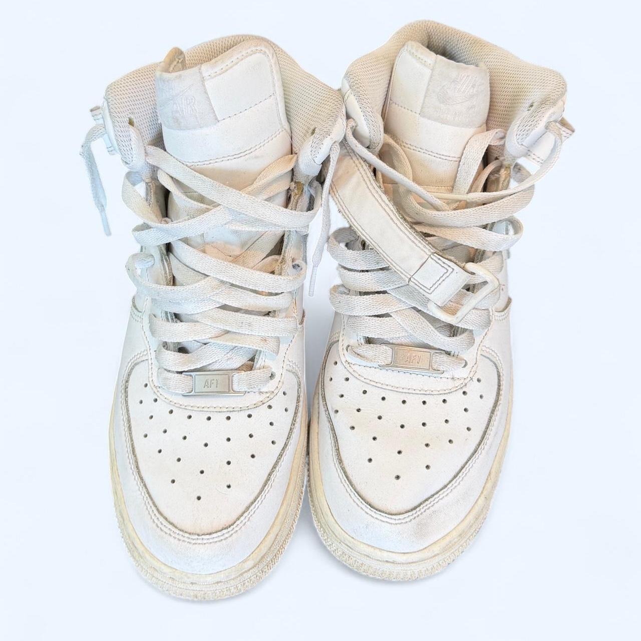 حذاء رياضي نسائي من نايكي باللونين الأبيض والكريمي