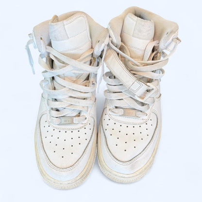 حذاء رياضي نسائي من نايكي باللونين الأبيض والكريمي