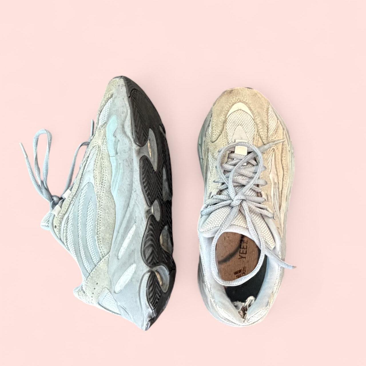 حذاء رياضي نسائي من Yeezy باللون الأبيض متعدد الألوان