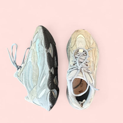 حذاء رياضي نسائي من Yeezy باللون الأبيض متعدد الألوان