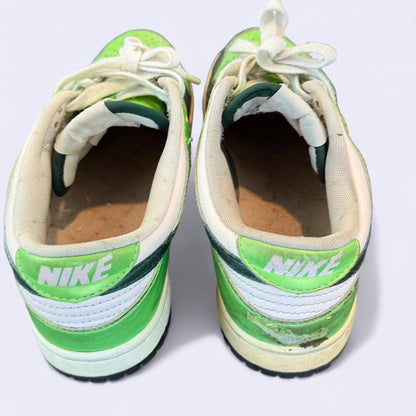 حذاء رياضي نسائي من نايكي باللون الأخضر متعدد الألوان