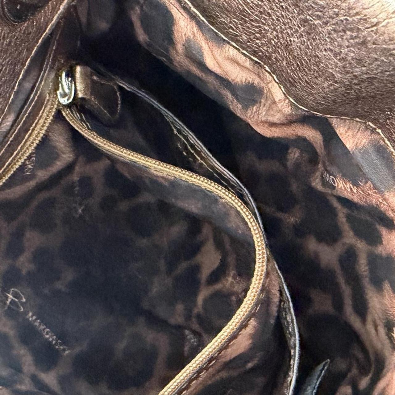 حقائب بنية اللون للنساء