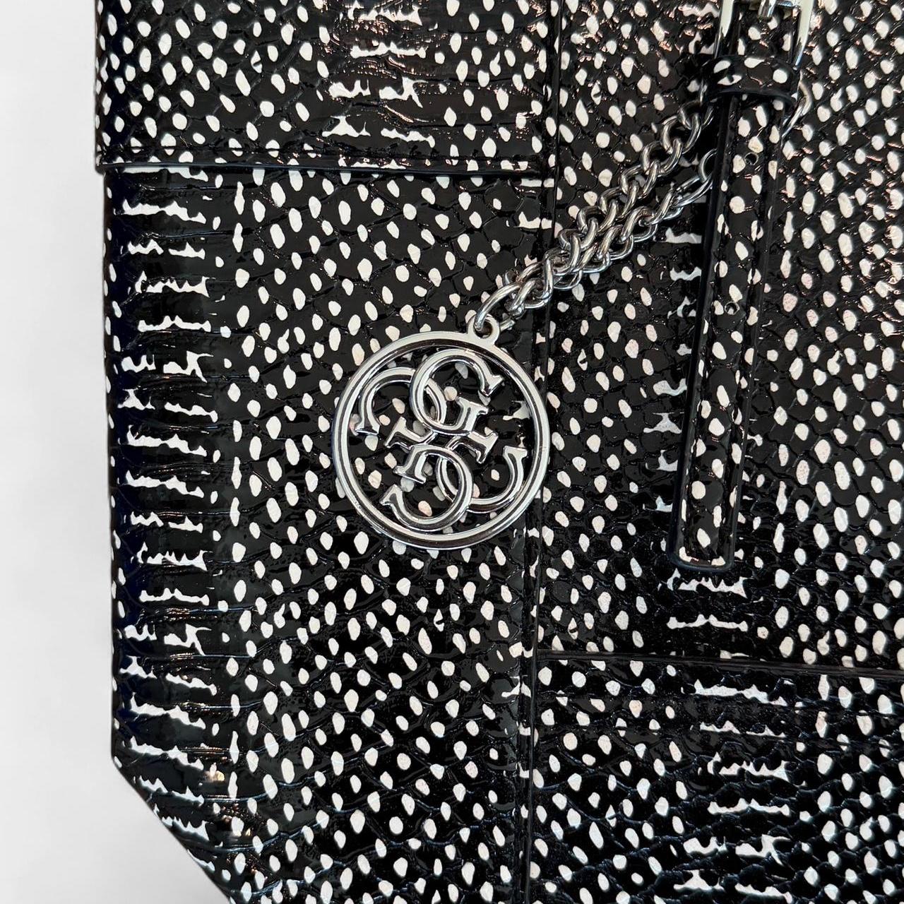 حقائب نسائية سوداء متعددة الألوان من Guess