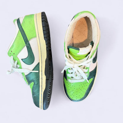 حذاء رياضي نسائي من نايكي باللون الأخضر متعدد الألوان