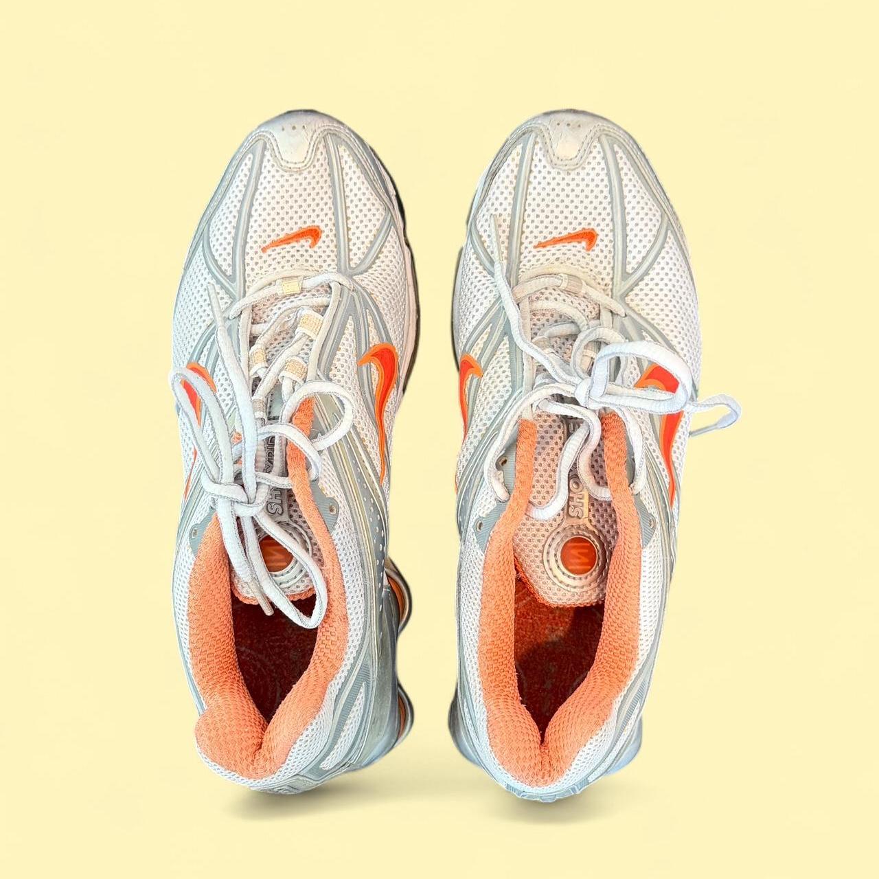 حذاء رياضي نسائي من نايكي باللون الأبيض متعدد الألوان