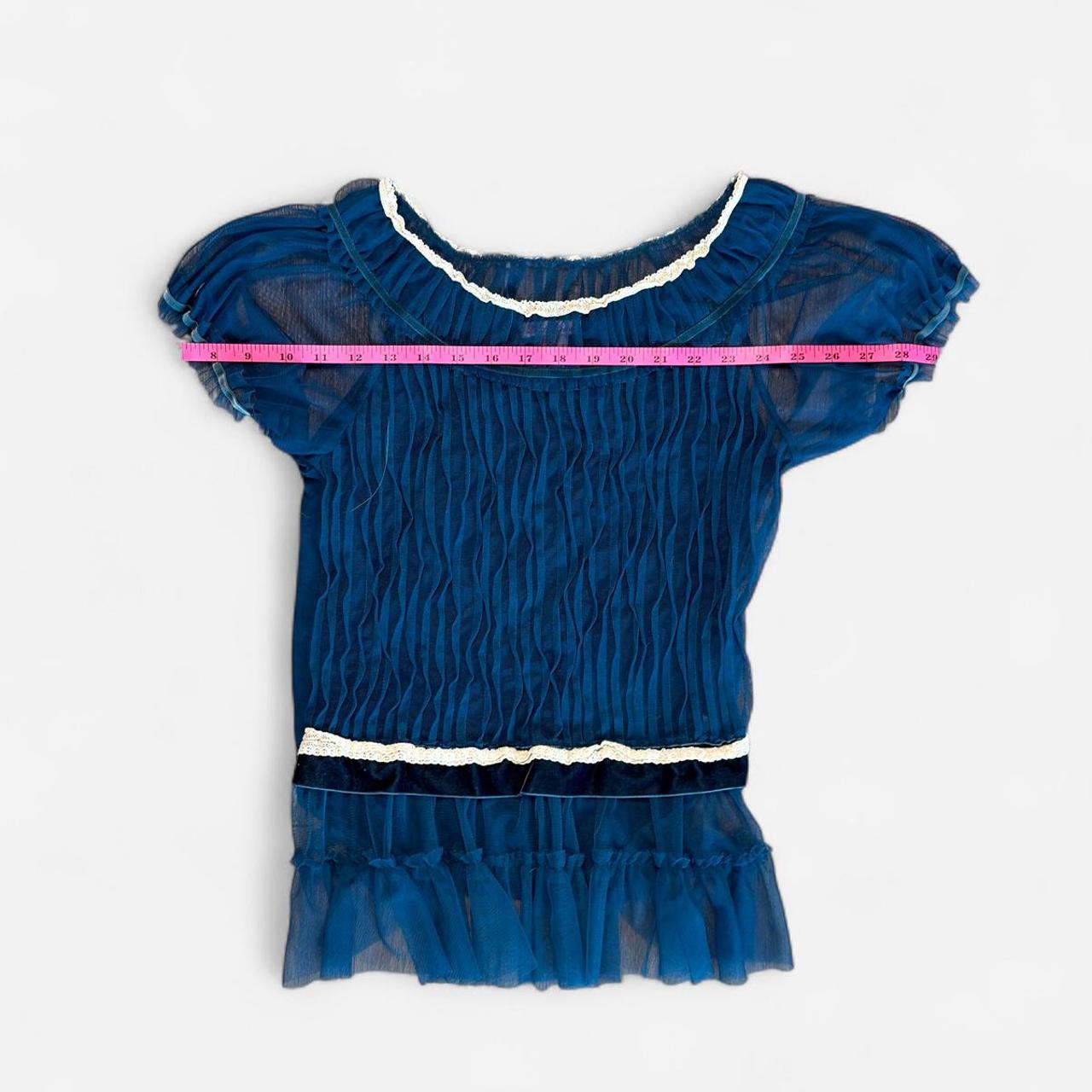 بلوزات نسائية زرقاء داكنة