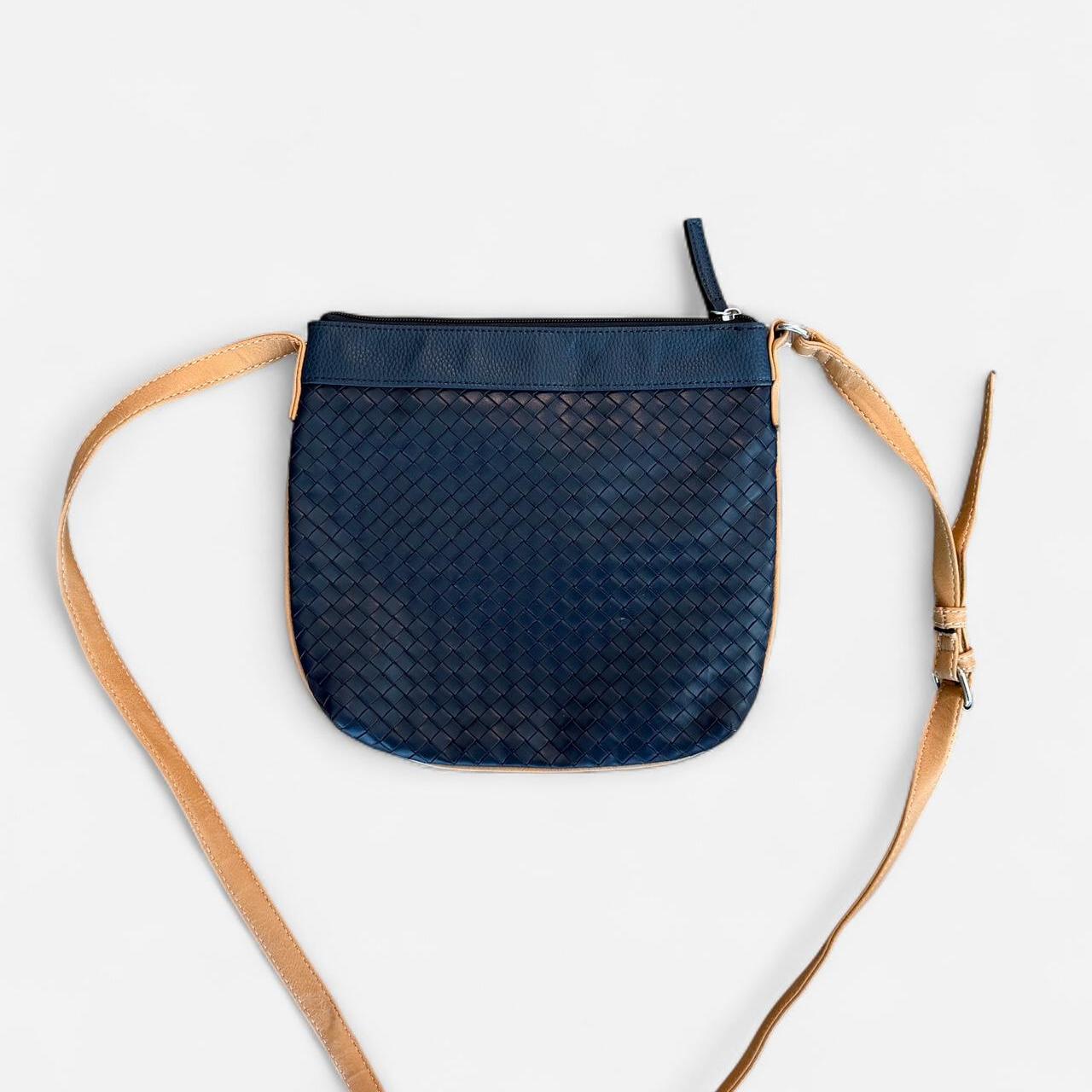 حقائب نوتيكا النسائية باللون الأزرق الداكن