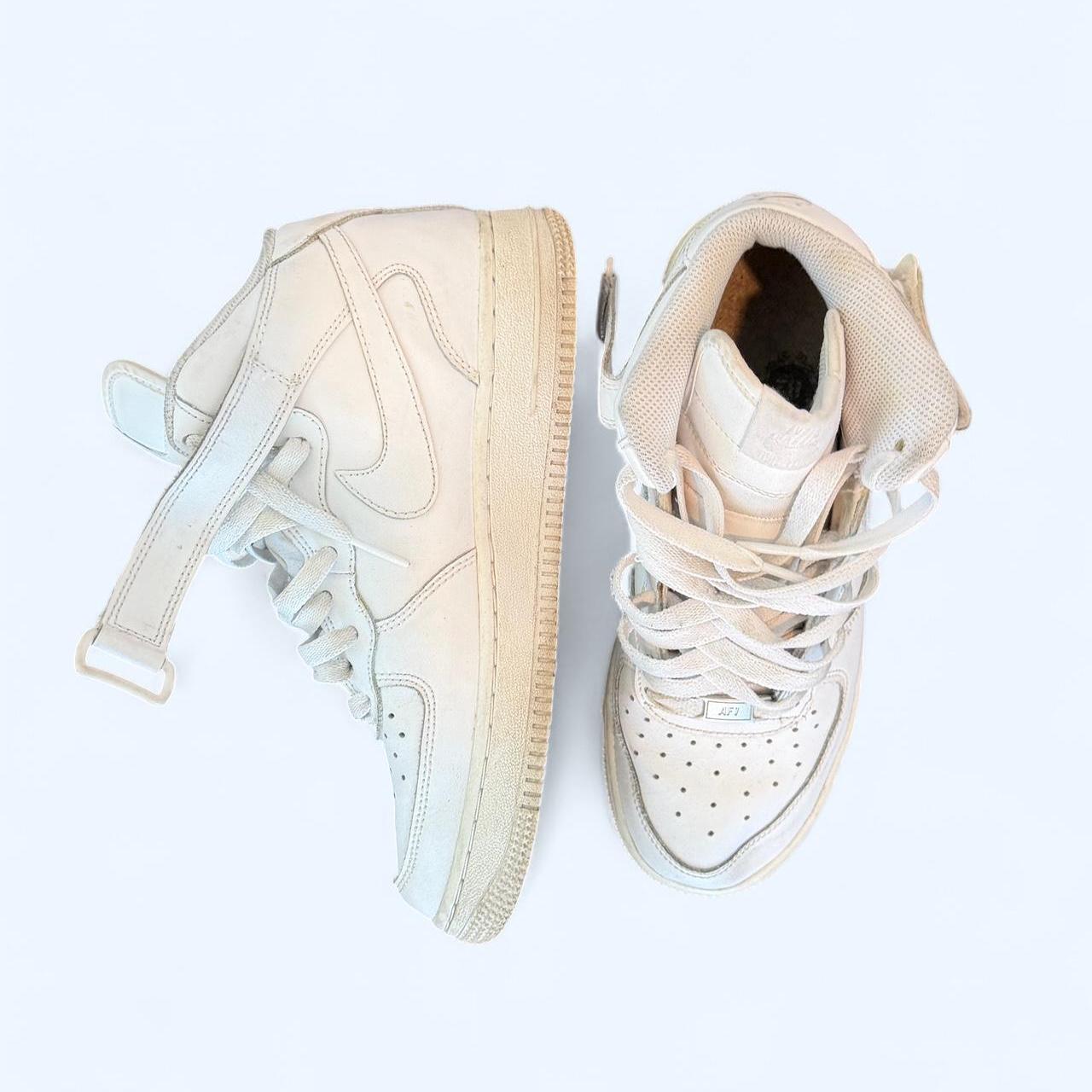 حذاء رياضي نسائي من نايكي باللونين الأبيض والكريمي