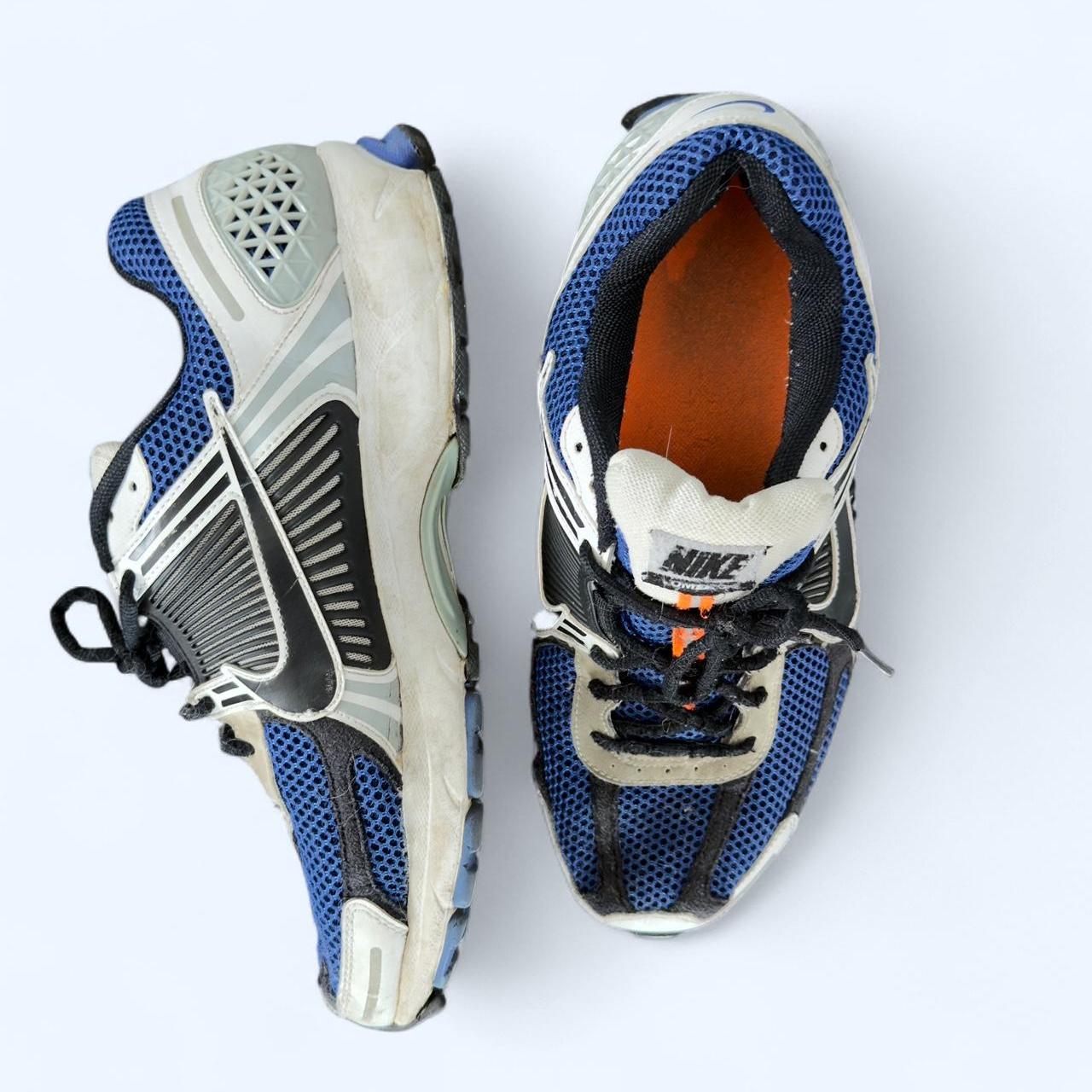 حذاء رياضي رجالي من نايكي باللون الأزرق متعدد الألوان