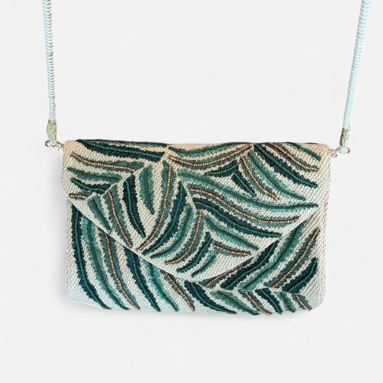 حقائب نسائية متعددة الألوان باللون الأخضر