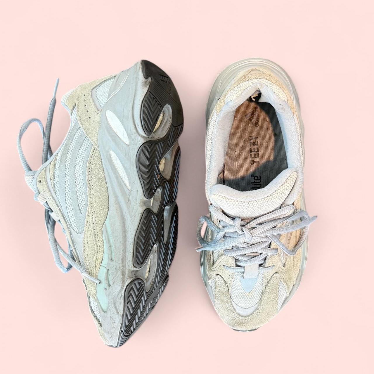 حذاء رياضي نسائي من Yeezy باللون الأبيض متعدد الألوان