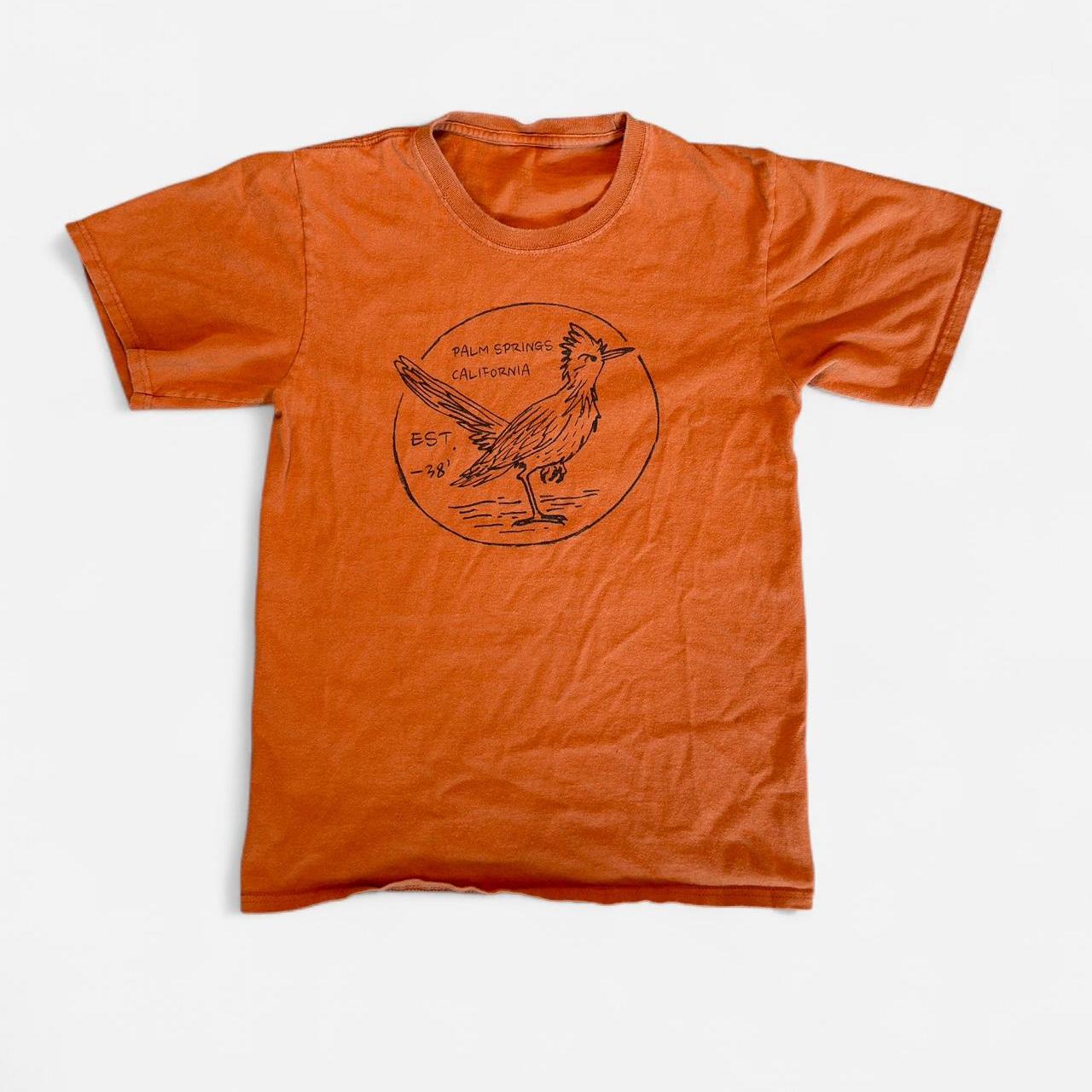 تيشيرتات نسائية برتقالية اللون