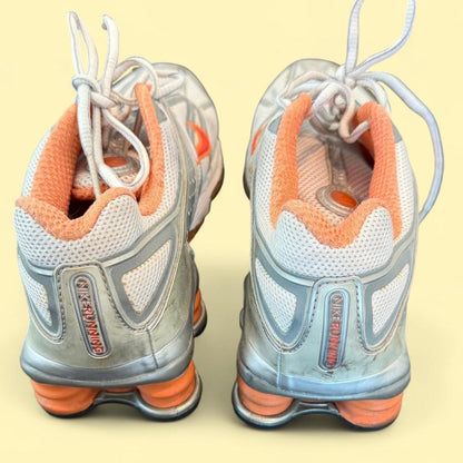 حذاء رياضي نسائي من نايكي باللون الأبيض متعدد الألوان