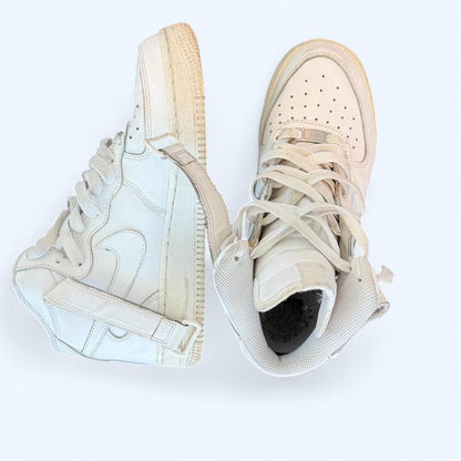 حذاء رياضي نسائي من نايكي باللونين الأبيض والكريمي