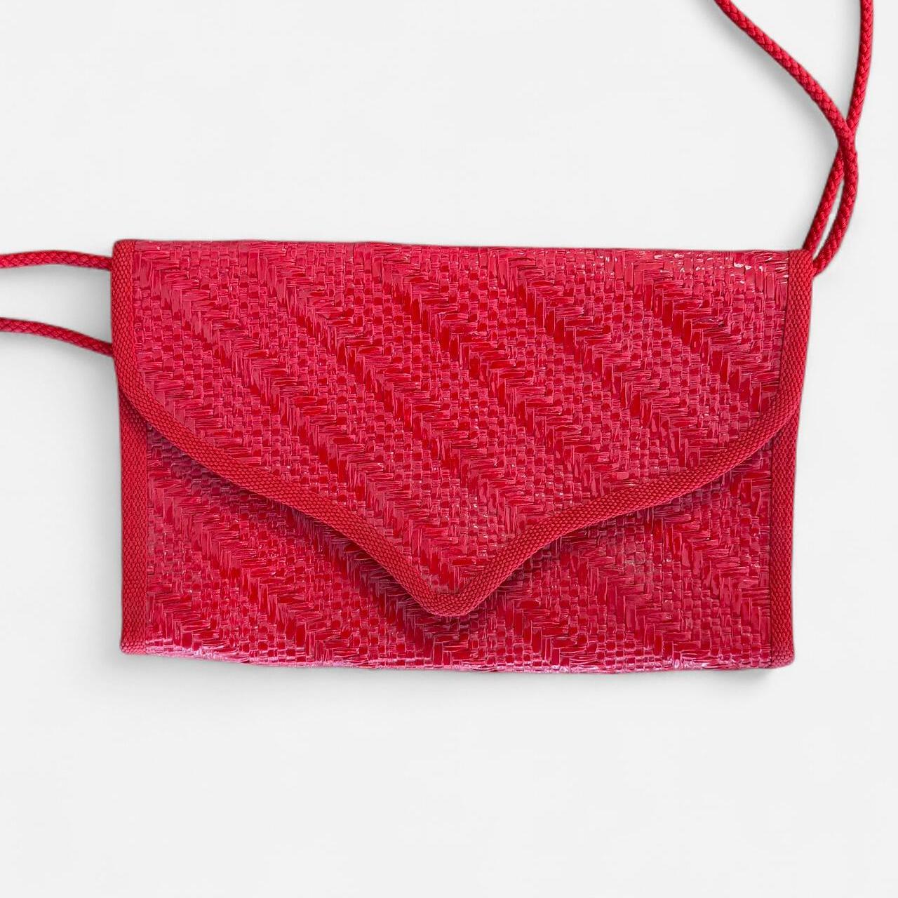 حقائب نسائية حمراء