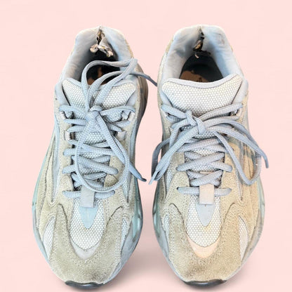 حذاء رياضي نسائي من Yeezy باللون الأبيض متعدد الألوان