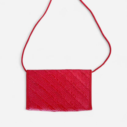 حقائب نسائية حمراء