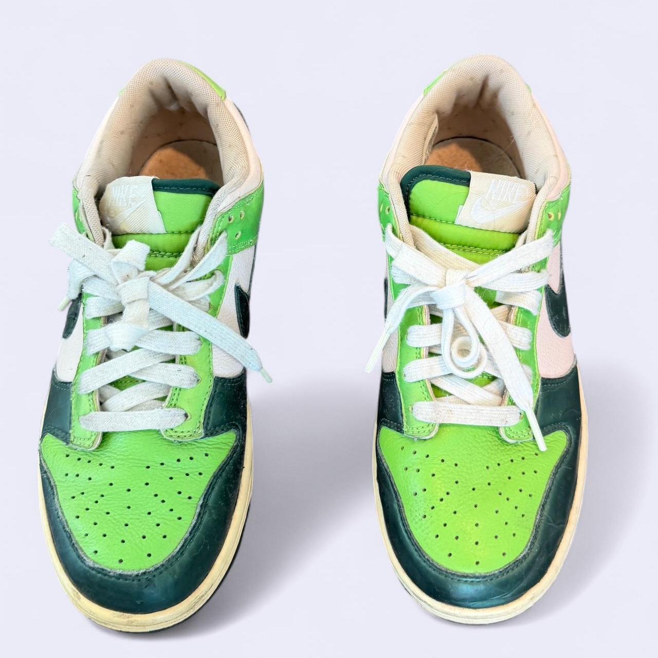 حذاء رياضي نسائي من نايكي باللون الأخضر متعدد الألوان