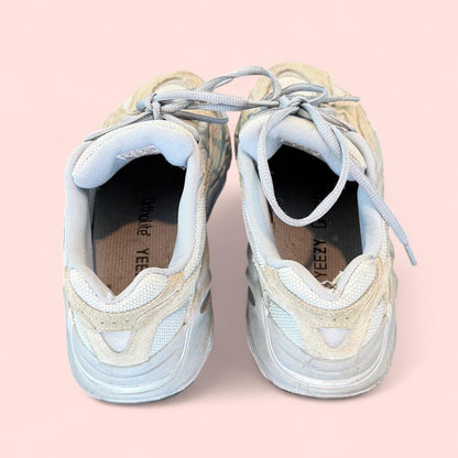 حذاء رياضي نسائي من Yeezy باللون الأبيض متعدد الألوان