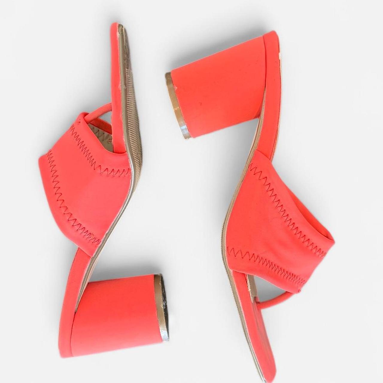 صنادل نسائية برتقالية وردية