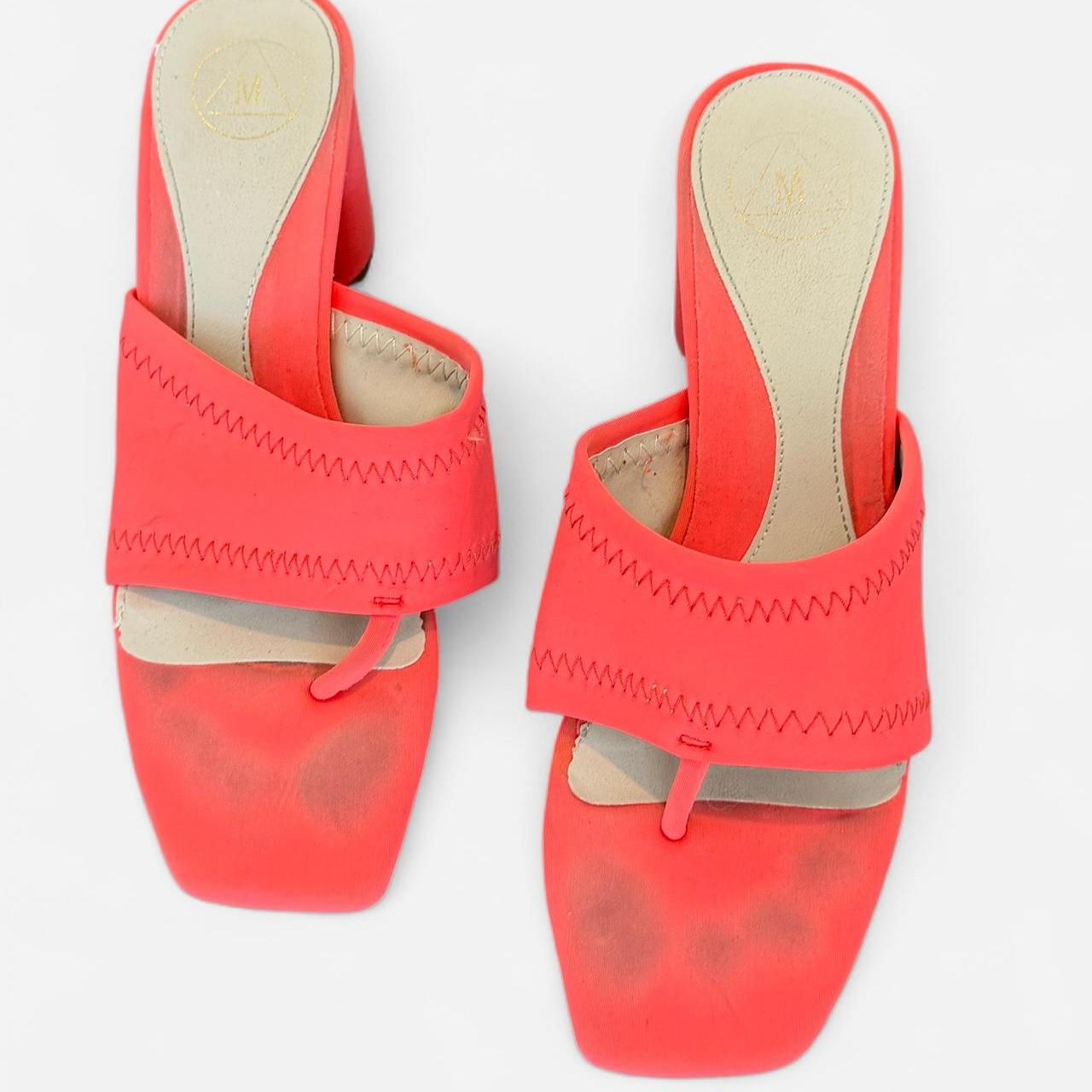 صنادل نسائية برتقالية وردية