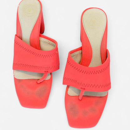 صنادل نسائية برتقالية وردية