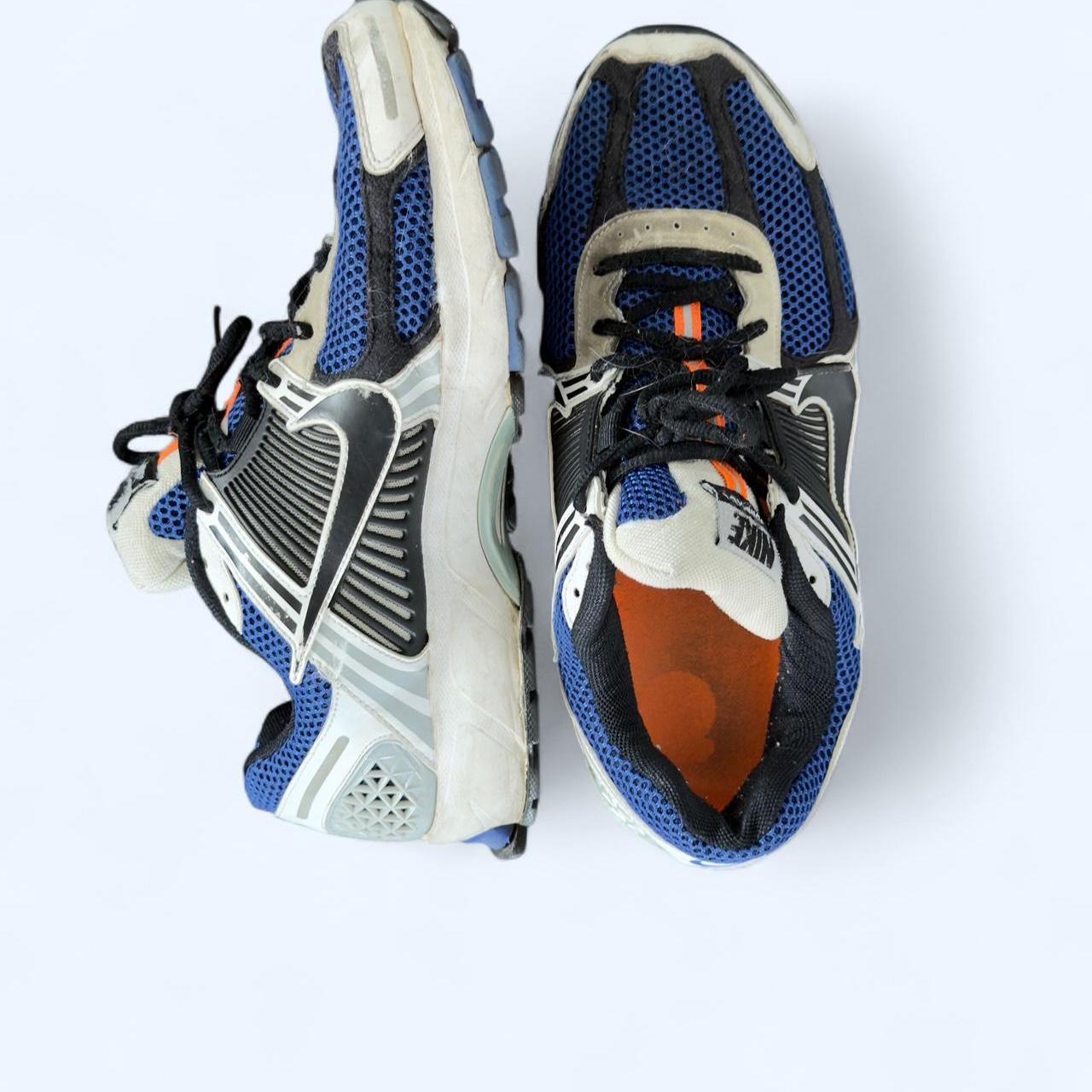 حذاء رياضي رجالي من نايكي باللون الأزرق متعدد الألوان