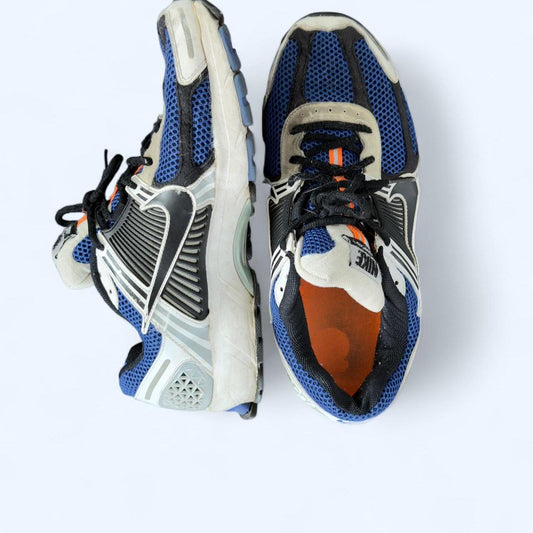 حذاء رياضي رجالي من نايكي باللون الأزرق متعدد الألوان