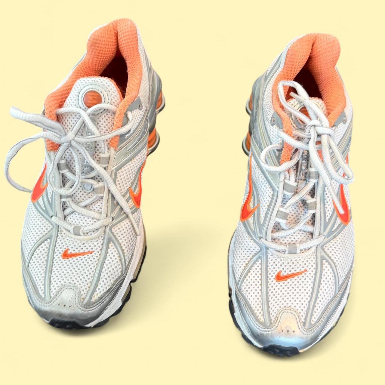 حذاء رياضي نسائي من نايكي باللون الأبيض متعدد الألوان