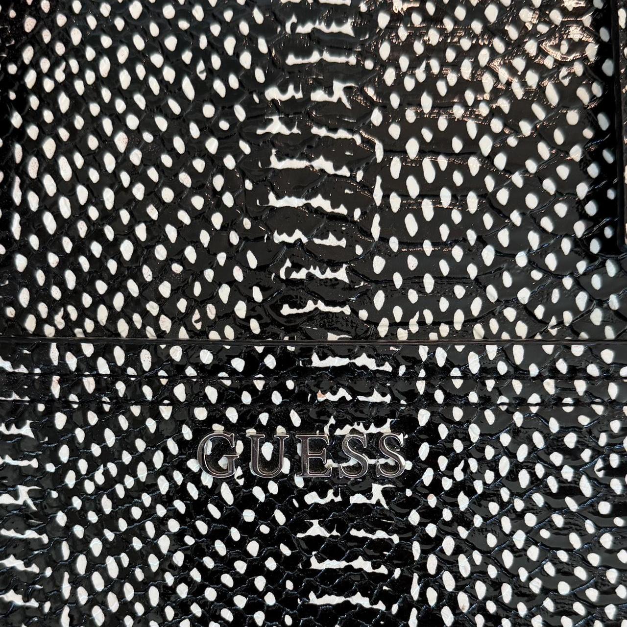 حقائب نسائية سوداء متعددة الألوان من Guess