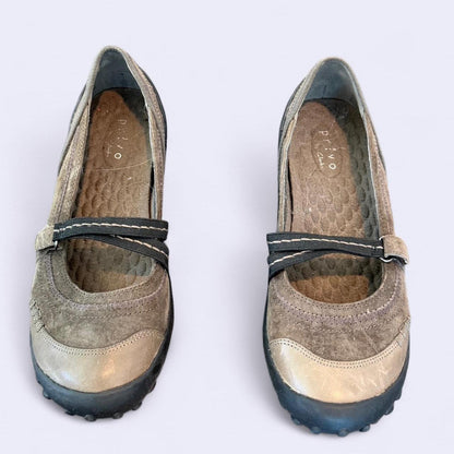 Clarks Women's brown grey Flip flops