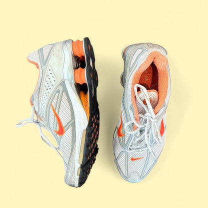 حذاء رياضي نسائي من نايكي باللون الأبيض متعدد الألوان