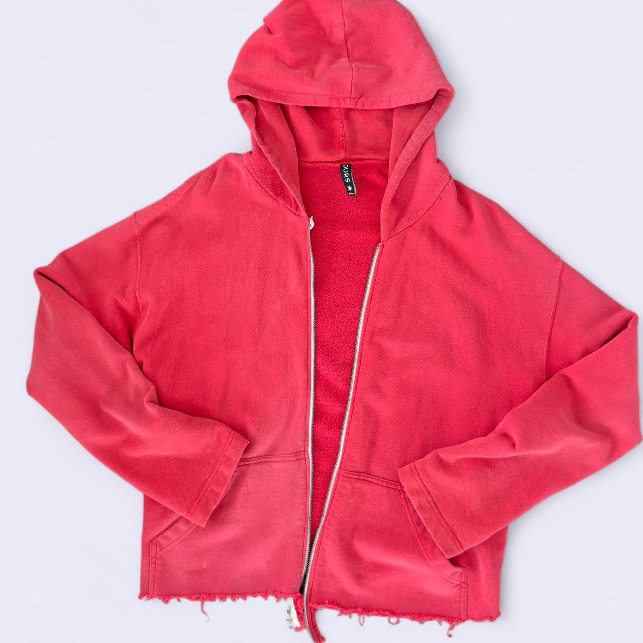 هوديز نسائية باللونين الوردي والأحمر