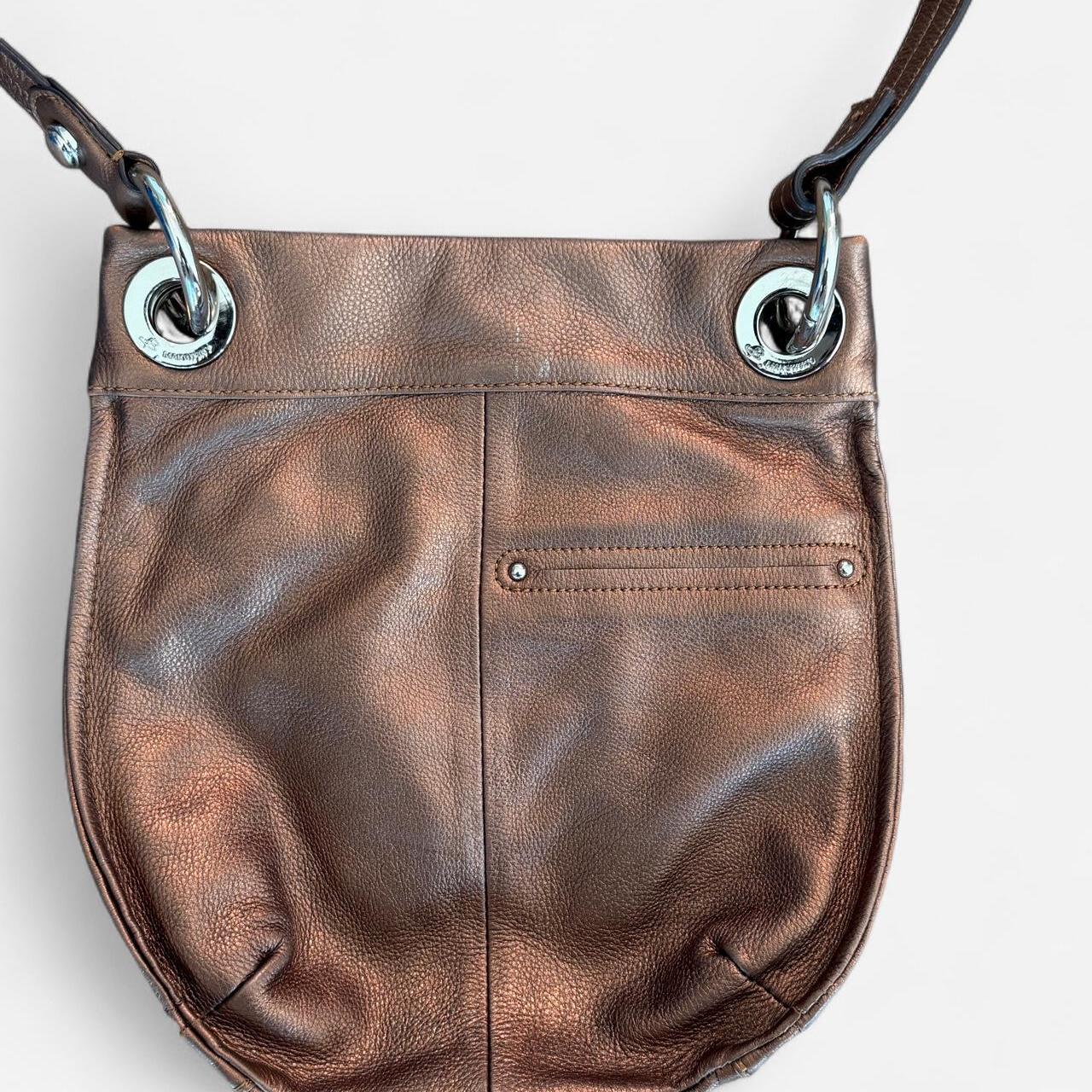 حقائب بنية اللون للنساء