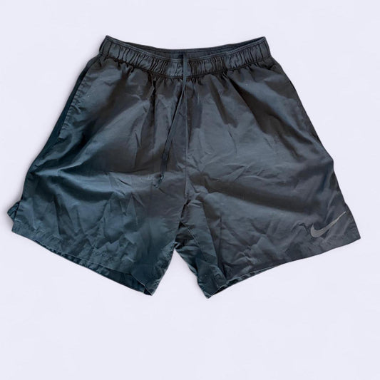 شورت رجالي من نايكي باللونين الأسود والرمادي