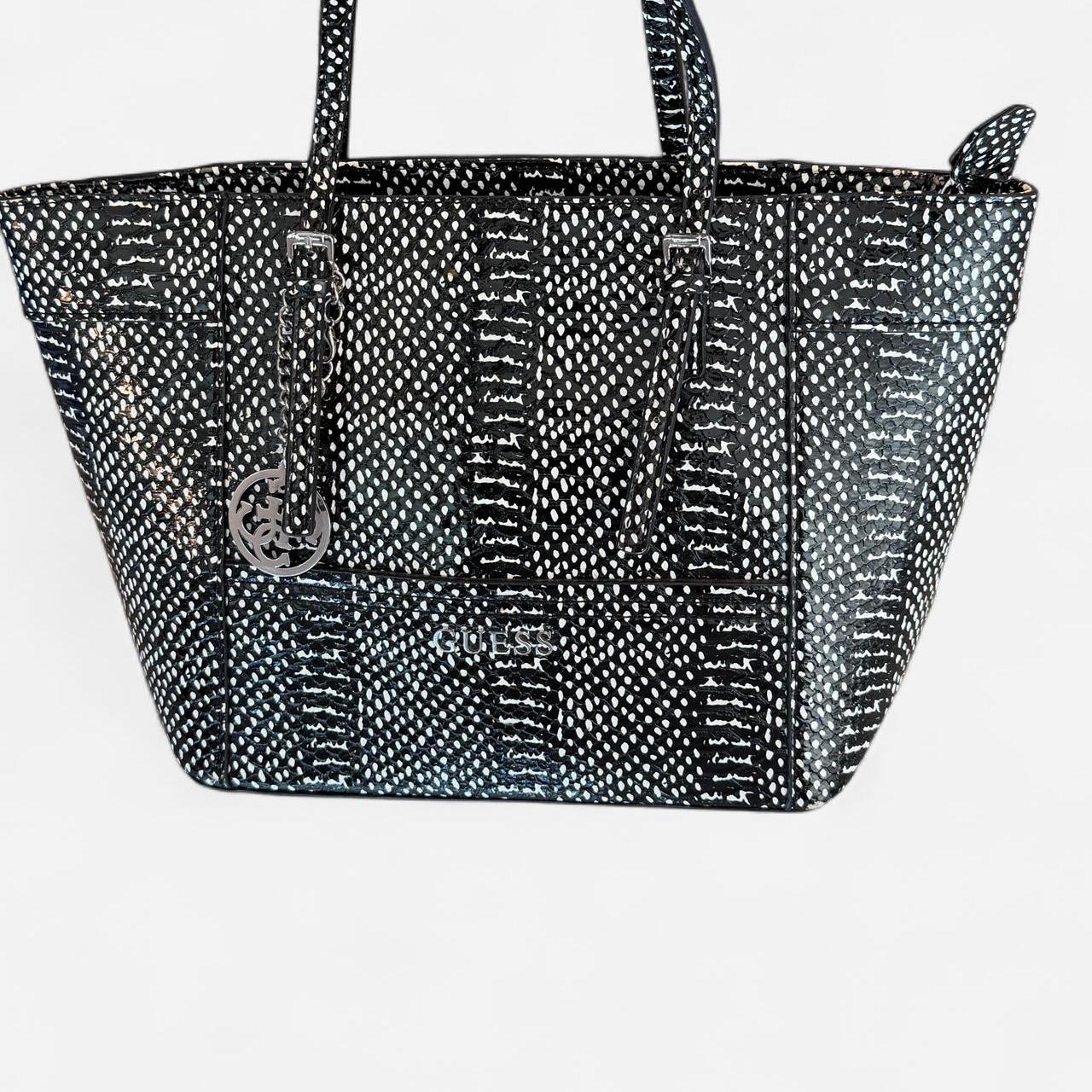 حقائب نسائية سوداء متعددة الألوان من Guess