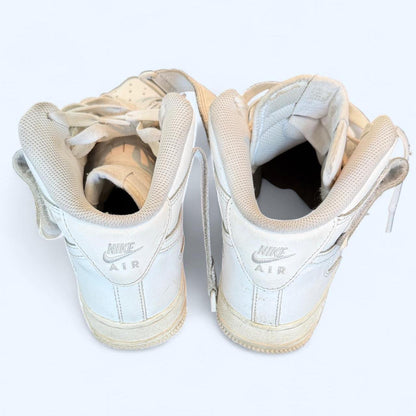 حذاء رياضي نسائي من نايكي باللونين الأبيض والكريمي