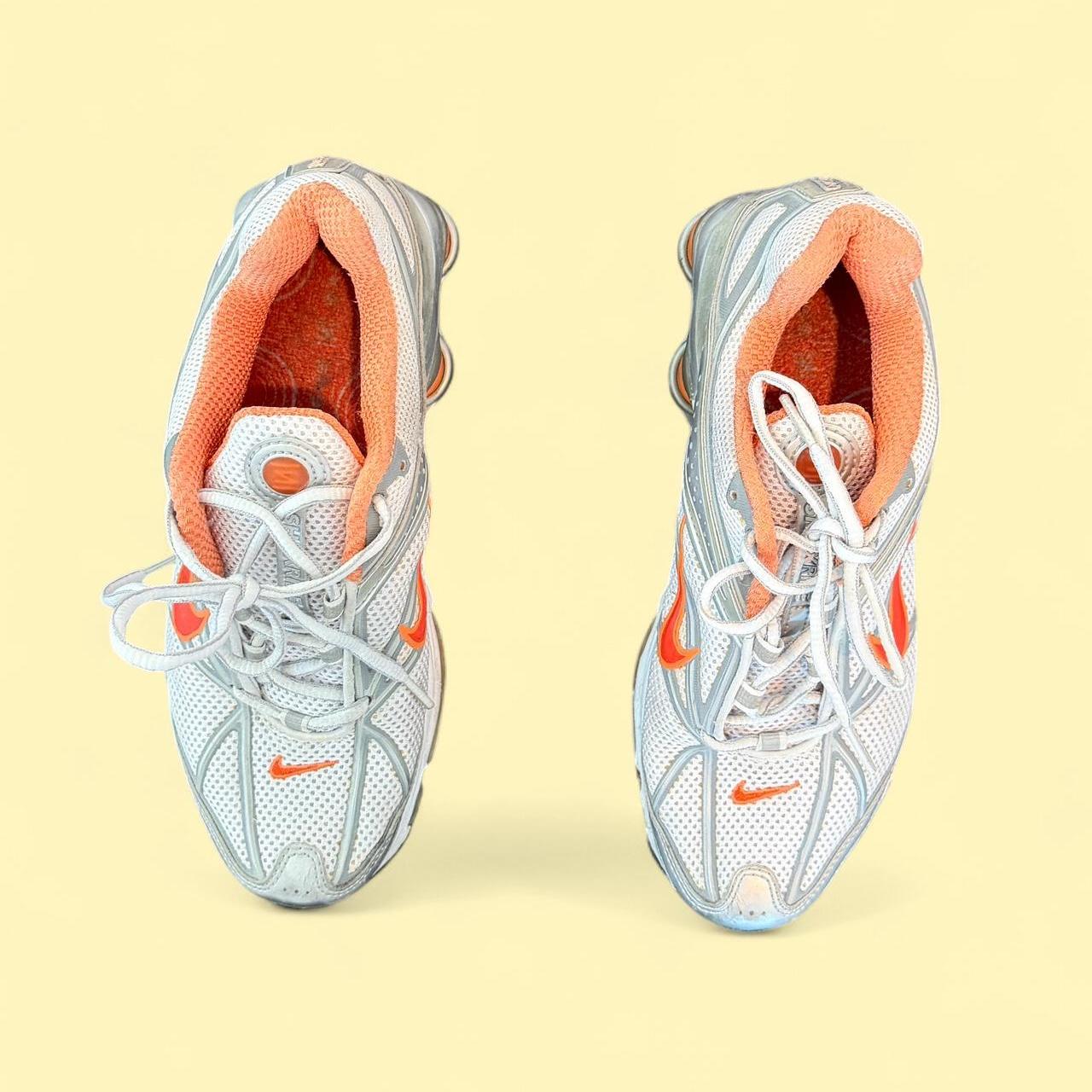 حذاء رياضي نسائي من نايكي باللون الأبيض متعدد الألوان