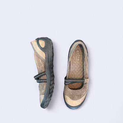 Clarks Women's brown grey Flip flops