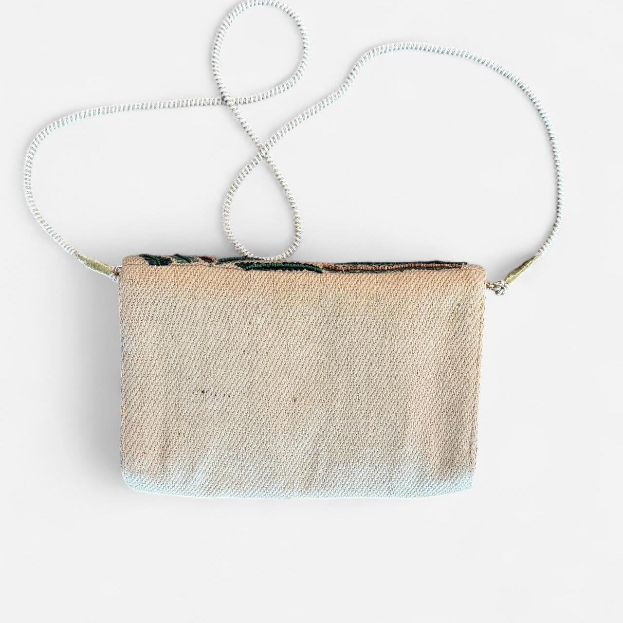 حقائب نسائية متعددة الألوان باللون الأخضر